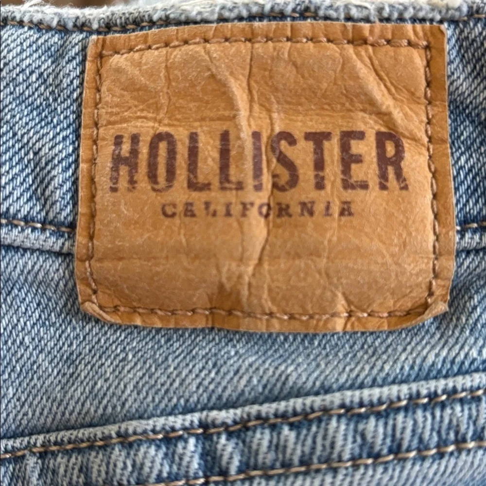 Hollister Distressed Ultra High-Rise MOM Shorts 33”Med Wash Fringe Hem 3” Hem